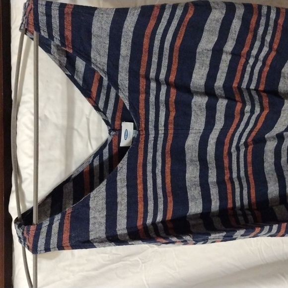 Old Navy, Classic And Comfortable women's sleeveless v-neck dress. - Picture 2 of 5